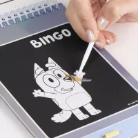 Bluey Kraskaarten & Kleurplaten Set – 14x21 cm – 14 Afbeeldingen + Kraspen – Creatief Tekenplezier voor Kinderen